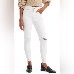 Like New Levi’s 721 Shaping Skinny Jean with ripped knees - white sz 31